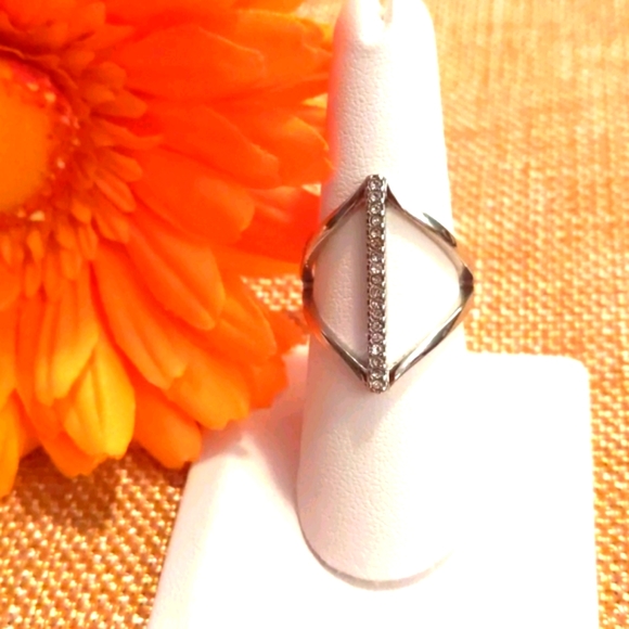🆕 Maurices Silver Rhinestone Ring / Size 8 - Picture 2 of 3